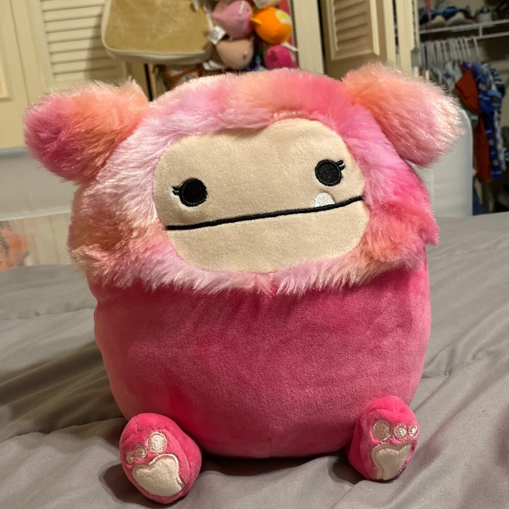 8” Hailey with Short Fur Bigfoot Squishmallow HTF BNWT (detached)